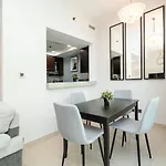 Stylish And Cozy 1 Bed Apartment With Marina Views